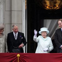 La Reina, el Príncipe Carlos, la Duquesa de Cornualles y los Duques de Cambridge en el Jubileo