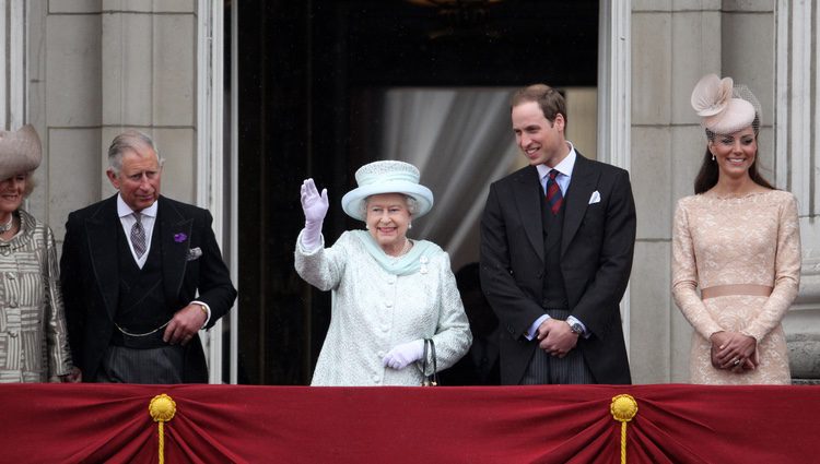 La Reina, el Príncipe Carlos, la Duquesa de Cornualles y los Duques de Cambridge en el Jubileo