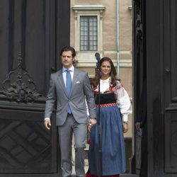 Los Príncipes Carlos Felipe y Magdalena abren la puerta del Palacio Real el Día de Suecia 2012