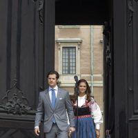 Los Príncipes Carlos Felipe y Magdalena abren la puerta del Palacio Real el Día de Suecia 2012