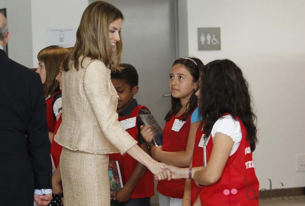 La Princesa Letizia saluda a unas niñas durante su visita a Pamplona