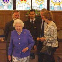 La Reina Isabel II visita en el hospital al Duque de Edimburgo