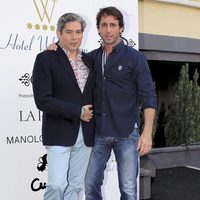 Boris Izaguirre y Álvaro Muñoz Escassi en la fiesta de reinauguración de la terraza del hotel Wellington
