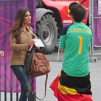 Sara Carbonero con unos seguidores de Iker Casillas en la Eurocopa 2012