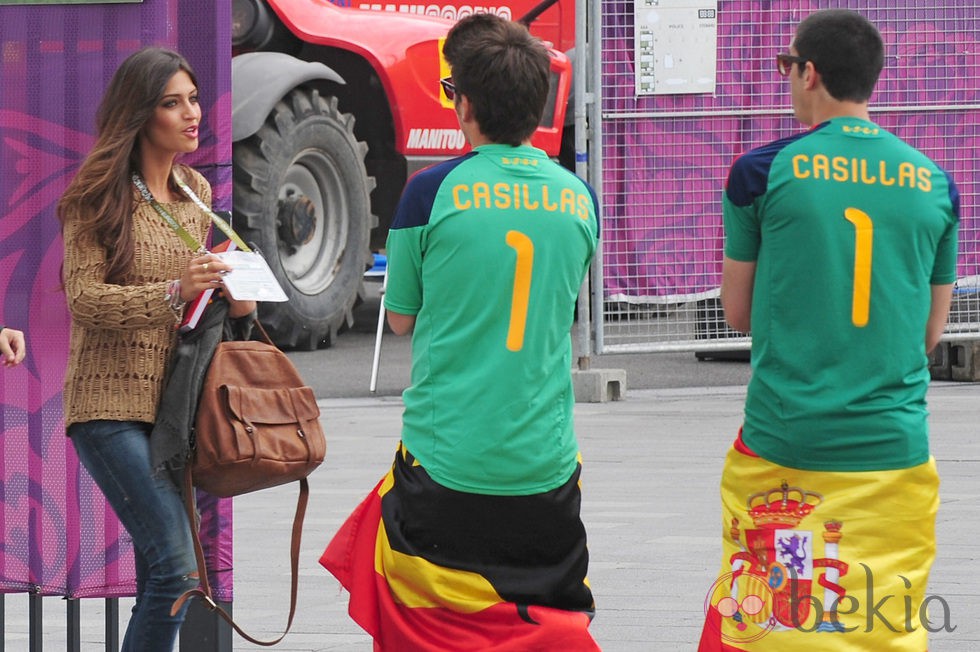 Sara Carbonero con unos seguidores de Iker Casillas en la Eurocopa 2012