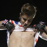Justin Bieber enseña sus abdominales en un concierto