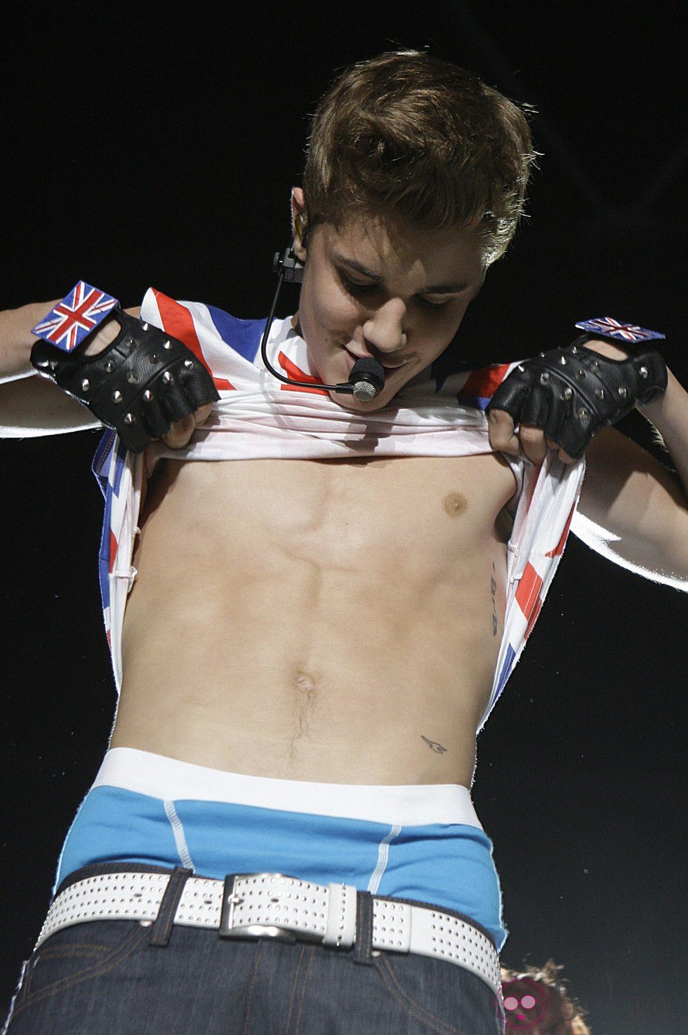 Justin Bieber enseña sus abdominales en un concierto