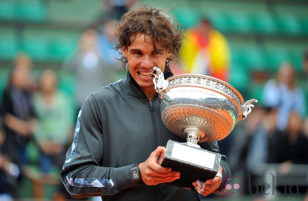 Rafa Nadal con la copa que le acredita como campeón de Roland Garros 2012