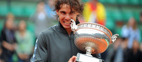 Rafa Nadal con la copa que le acredita como campeón de Roland Garros 2012