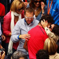 Rafa Nadal besa a Xisca Perelló tras ganar Roland Garros 2012