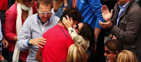 Rafa Nadal besa a Xisca Perelló tras ganar Roland Garros 2012