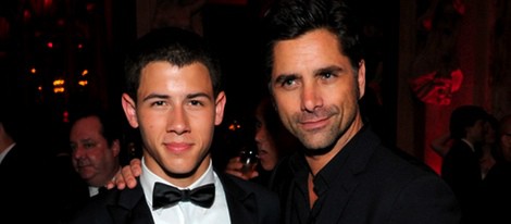 Nick Jonas y John Stamos en los Premios Tony 2012