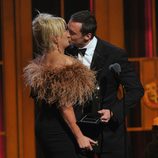 Hugh Jackman besa a su mujer en la gala de los Premios Tony 2012