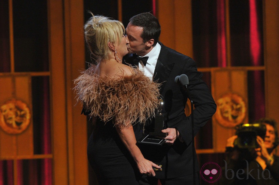 Hugh Jackman besa a su mujer en la gala de los Premios Tony 2012