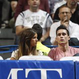 Callejón y su novia en el partido de baloncesto Real Madrid-Barcelona