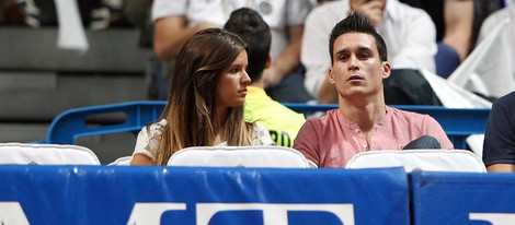 Callejón y su novia en el partido de baloncesto Real Madrid-Barcelona
