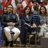 Luis Medina, Marco Severini, Nieves Álvarez y Ariadne Artiles en el partido de baloncesto Real Madrid-Barcelona