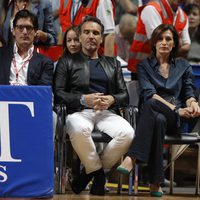 Luis Medina, Marco Severini, Nieves Álvarez y Ariadne Artiles en el partido de baloncesto Real Madrid-Barcelona