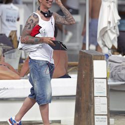Guti llega a una playa de Ibiza