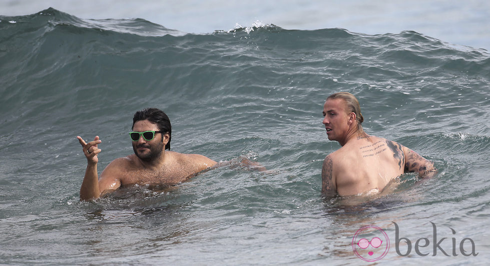 Guti y Wally López se dan un baño en Ibiza