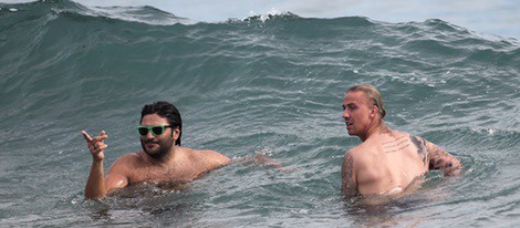 Guti y Wally López se dan un baño en Ibiza