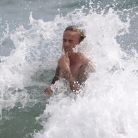 Una ola traicionera golpea a Guti en Ibiza