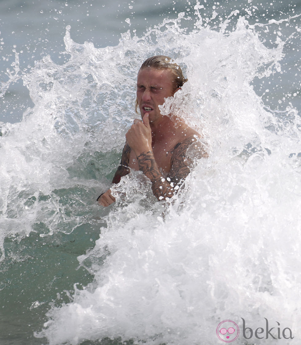 Una ola traicionera golpea a Guti en Ibiza