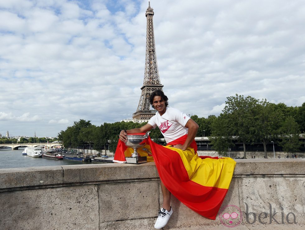 Rafa Nadal posa con su séptimo Roland Garros frente a la Torre Eiffel