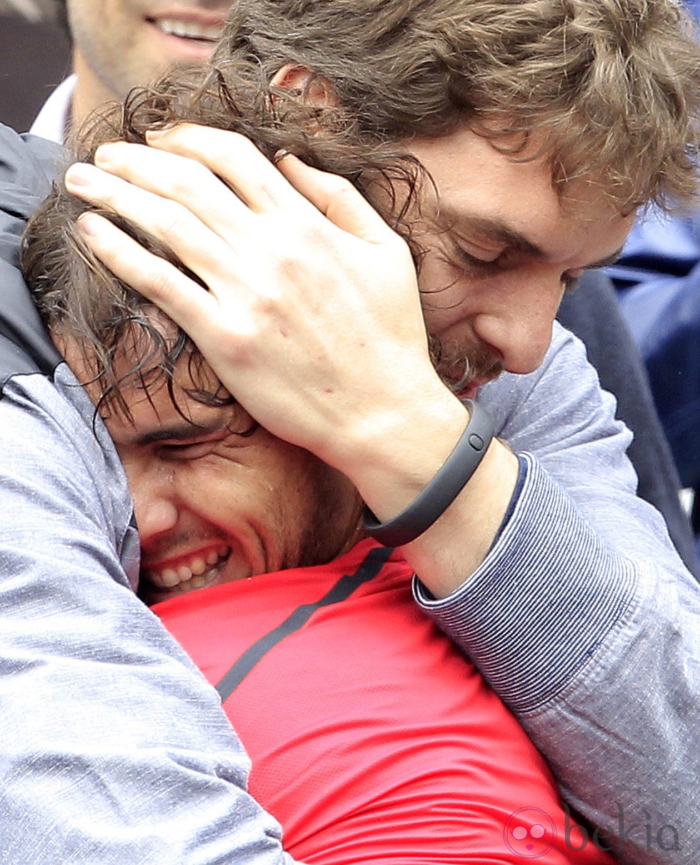 Rafa Nadal abraza a Paul Gasol tras conseguir su séptimo Roland Garros