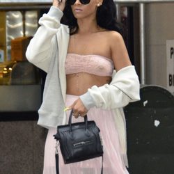 Rihanna pasea por Nueva York con un top que muestra sus pezones