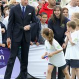 El Príncipe Guillermo juega con unos niños durante su visita a Nottingham