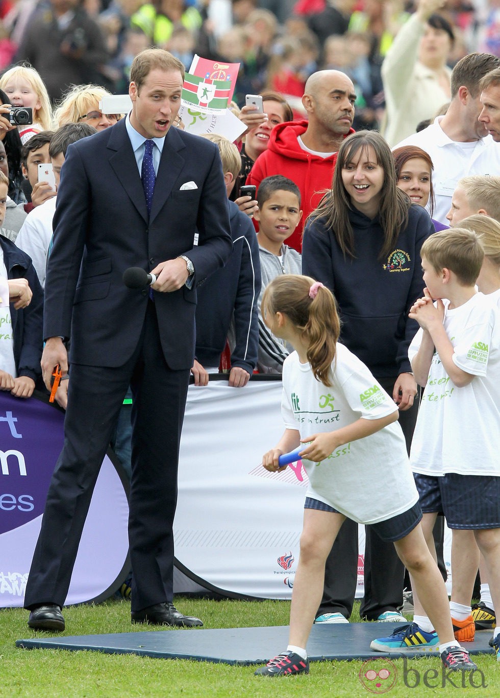 El Príncipe Guillermo juega con unos niños durante su visita a Nottingham