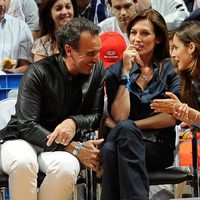 Marco Severini, Nieves Álvarez y Ariadne Artiles en el partido de baloncesto Real Madrid-Barcelona