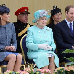 Los Duques de Cambridge y la Reina Isabel II en Nottingham