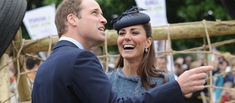 Los Duques de Cambridge bromean durante su visita a Nottingham