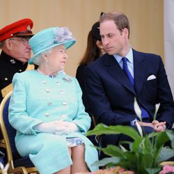 La Reina Isabel y el Príncipe Guillermo durante su visita a Nottingham