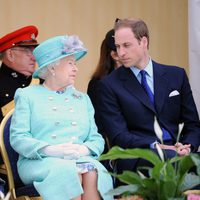 La Reina Isabel y el Príncipe Guillermo durante su visita a Nottingham
