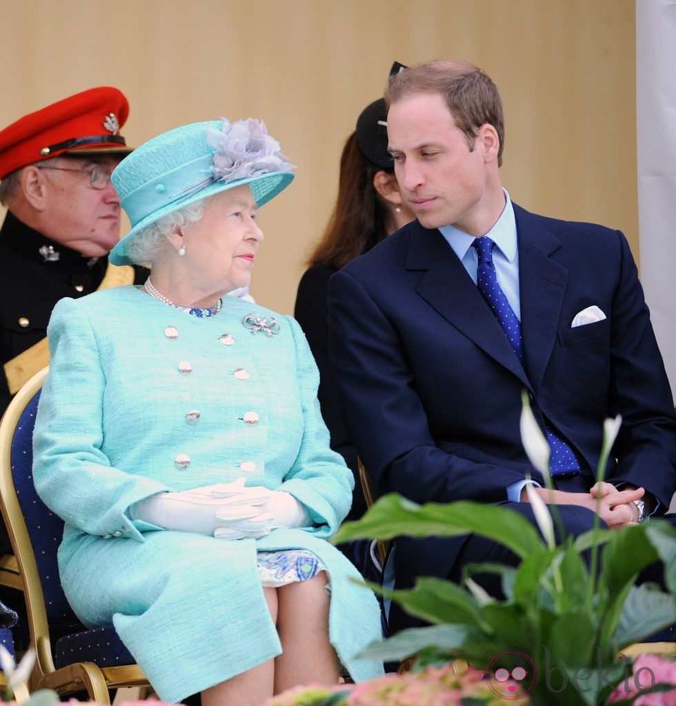 La Reina Isabel y el Príncipe Guillermo durante su visita a Nottingham