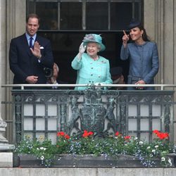 La Reina Isabel y los Duques de Cambridge saludan en Nottingham