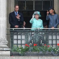 La Reina Isabel y los Duques de Cambridge saludan en Nottingham