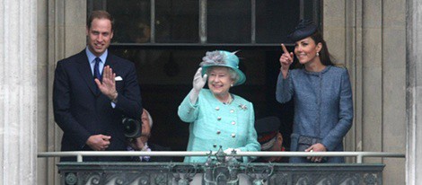 La Reina Isabel y los Duques de Cambridge saludan en Nottingham
