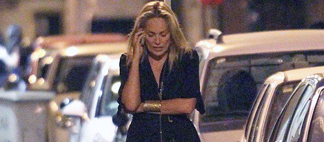 Sharon Stone hablando por teléfono en Madrid