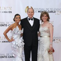 Eva Longoria, Alberto de Mónaco y Anne Sweeney en la clausura del Festival de Monte-Carlo 2012