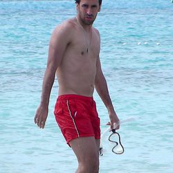 Raúl con el torso desnudo en Formentera