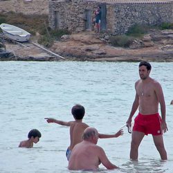 Raúl juega en el mar con hijos durante sus vacaciones en Formentera