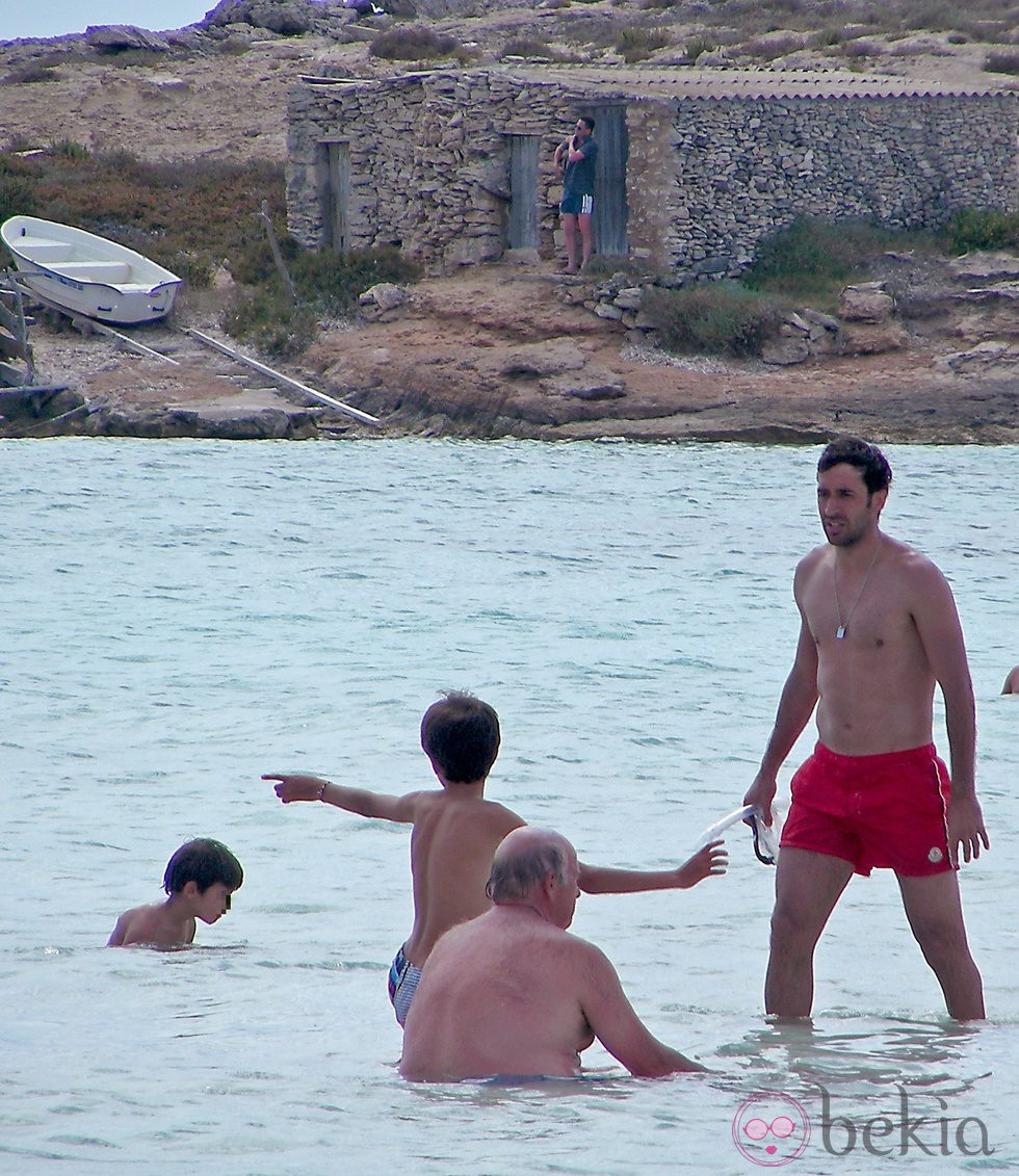 Raúl juega en el mar con hijos durante sus vacaciones en Formentera