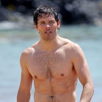 James Marsden con el torso desnudo en una playa de Hawaii
