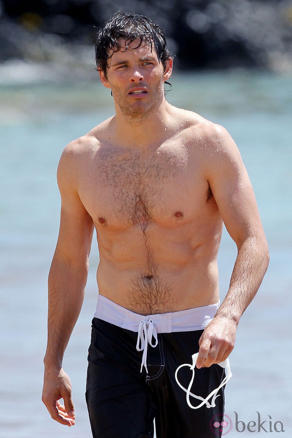 James Marsden con el torso desnudo en una playa de Hawaii