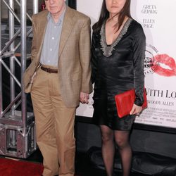 Woody Allen y Soon-Yi en el estreno en Los Angeles de 'To Rome with love'
