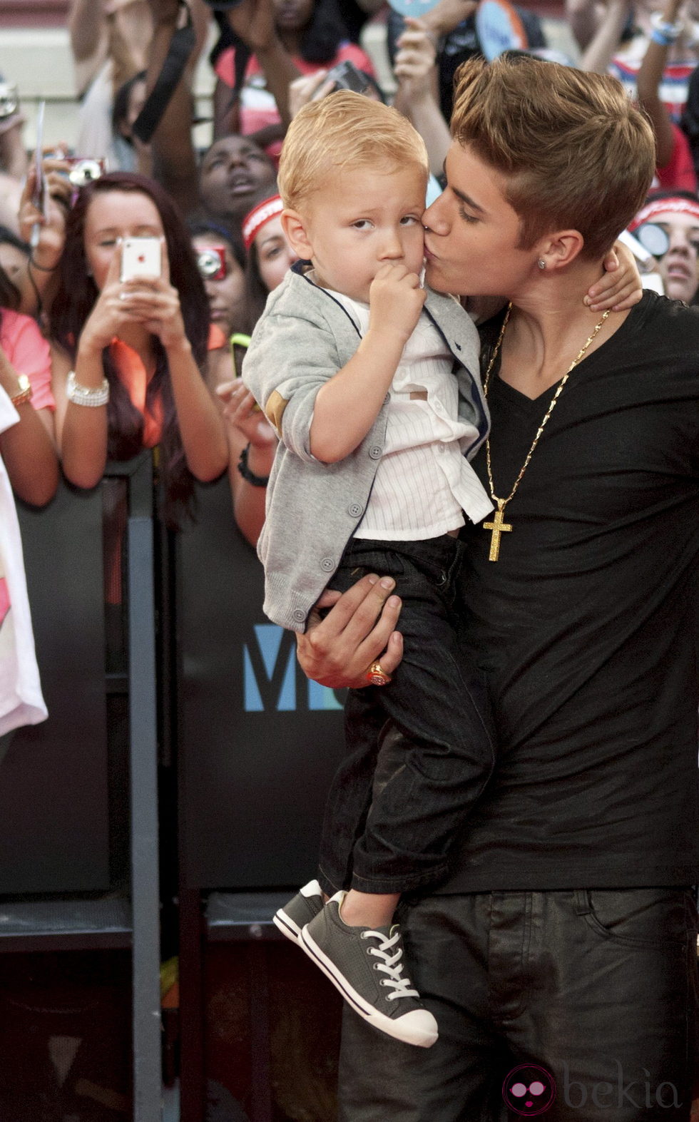 Justin Bieber con su hermano en los MuchMusic Video Awards 2012